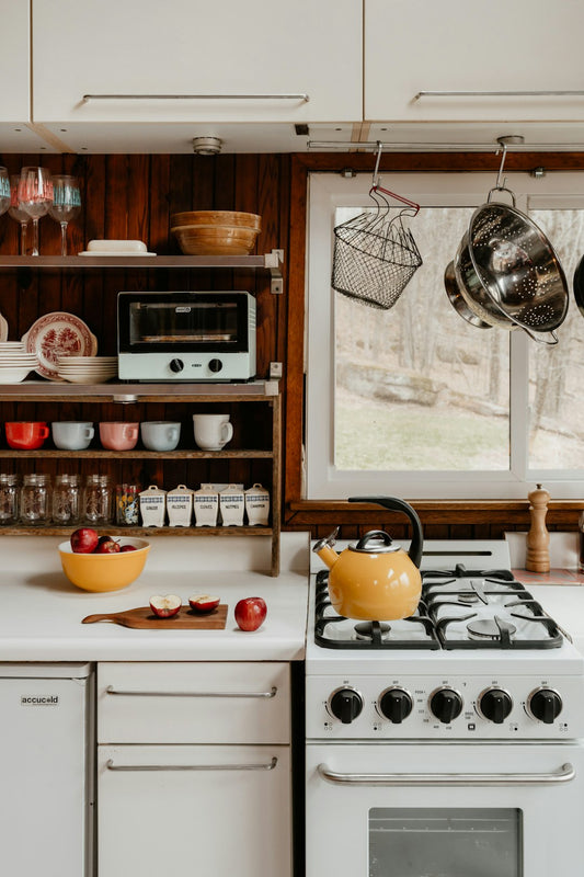 Farmhouse Kitchen 1/2 (IG: @clay.banks)